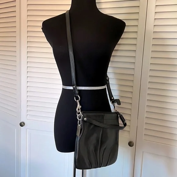 Authentic Coach Black Leather Messenger Crossbody Bag - Picture 1 of 9